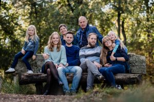 Gezinsportret, familieportret, familiefoto, Noord Brabant, Tilburg, Oistewijk, Bos, Natuur, Kinderen, Ouders, Opa, Oma